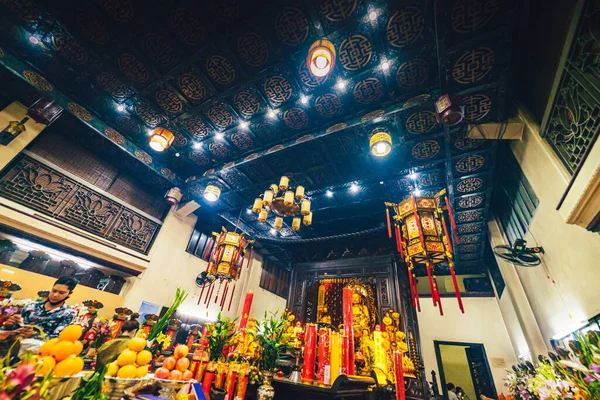 Ho Chi Minh, Vietnam - 31 Ağustos 2020: Thousand Buddha Temple veya Chua Van Phat pagoda in District 5, Ho Chi Minh City, Vietnam 31 Ağustos 2020