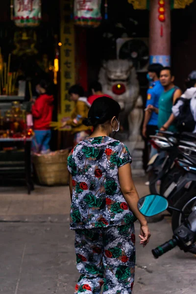 Chi Minh Wietnam Sierpnia 2020 Ludzie Odwiedzają Tysiąc Świątynię Buddy — Zdjęcie stockowe