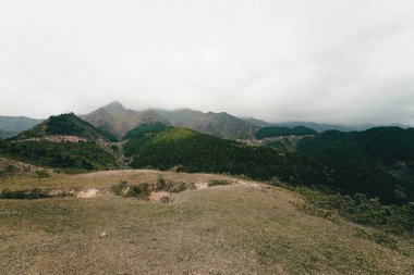Kuzeydoğu Vietnam 'daki Quang Ninh bölgesindeki Binh Lieu dağlarının panoramik görüntüsü. Burası Vietnam 'ın sınır bölgesi, Çin. Yüksek bir dağın zirvesine çıkan merdivenler..