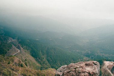 Kuzeydoğu Vietnam 'daki Quang Ninh bölgesindeki Binh Lieu dağlarının panoramik görüntüsü. Burası Vietnam 'ın sınır bölgesi, Çin. Yüksek bir dağın zirvesine çıkan merdivenler..