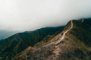 Kuzeydoğu Vietnam 'daki Quang Ninh bölgesindeki Binh Lieu dağlarının panoramik görüntüsü. Burası Vietnam 'ın sınır bölgesi, Çin. Yüksek bir dağın zirvesine çıkan merdivenler..