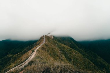 Kuzeydoğu Vietnam 'daki Quang Ninh bölgesindeki Binh Lieu dağlarının panoramik görüntüsü. Burası Vietnam 'ın sınır bölgesi, Çin. Yüksek bir dağın zirvesine çıkan merdivenler..