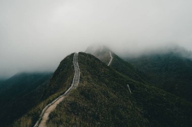 Kuzeydoğu Vietnam 'daki Quang Ninh bölgesindeki Binh Lieu dağlarının panoramik görüntüsü. Burası Vietnam 'ın sınır bölgesi, Çin. Yüksek bir dağın zirvesine çıkan merdivenler..