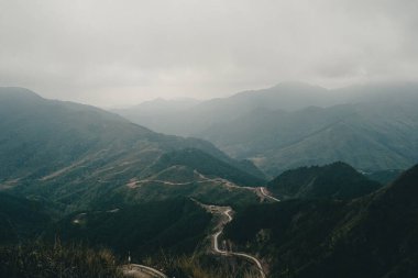Kuzeydoğu Vietnam 'daki Quang Ninh bölgesindeki Binh Lieu dağlarının panoramik görüntüsü. Burası Vietnam 'ın sınır bölgesi, Çin. Yüksek bir dağın zirvesine çıkan merdivenler..