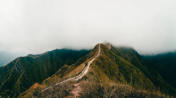Kuzeydoğu Vietnam 'daki Quang Ninh bölgesindeki Binh Lieu dağlarının panoramik görüntüsü. Burası Vietnam 'ın sınır bölgesi, Çin. Yüksek bir dağın zirvesine çıkan merdivenler..