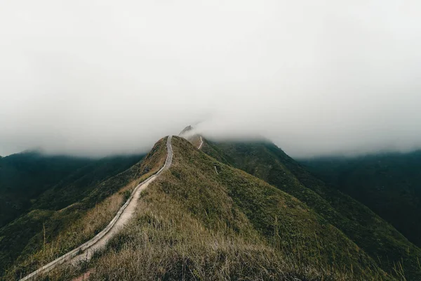 Kuzeydoğu Vietnam 'daki Quang Ninh bölgesindeki Binh Lieu dağlarının panoramik görüntüsü. Burası Vietnam 'ın sınır bölgesi, Çin. Yüksek bir dağın zirvesine çıkan merdivenler..