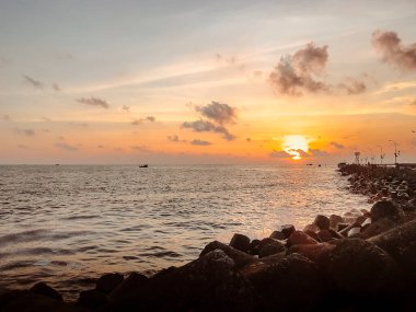 Nihai deneyim, seyahat, dinlenme ve Phu Quoc adasında inanılmaz gün batımı. Vietnam 'daki Phu Quoc adasında gün batımını izleyin. Telefonla al..