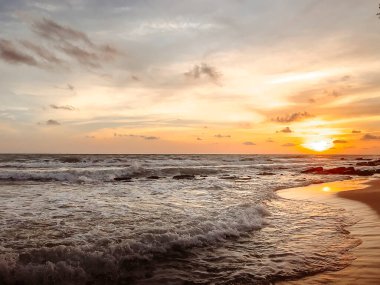 Nihai deneyim, seyahat, dinlenme ve Phu Quoc adasında inanılmaz gün batımı. Vietnam 'daki Phu Quoc adasında gün batımını izleyin. Telefonla al..