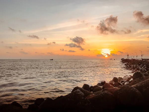 Nihai deneyim, seyahat, dinlenme ve Phu Quoc adasında inanılmaz gün batımı. Vietnam 'daki Phu Quoc adasında gün batımını izleyin. Telefonla al..