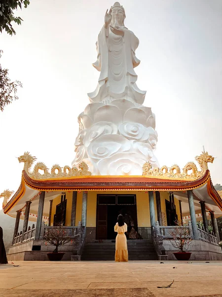 Eenzaam Meisje Draagt Gele Jurk Quoc Pagoda Met Guan Yin — Stockfoto