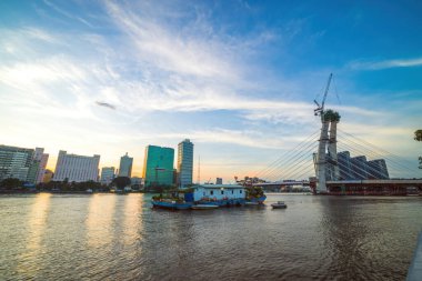 Bitexco Financial Tower binası, binalar, yollar, Ho Chi Minh şehrindeki Thu Thiem 2 köprüsü ve Saigon nehri. İş ve manzara kavramı.