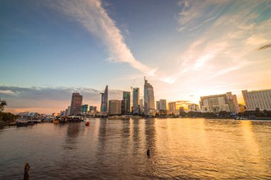 Bitexco Financial Tower binası, binalar, yollar, Ho Chi Minh şehrindeki Thu Thiem 2 köprüsü ve Saigon nehri. İş ve manzara kavramı.