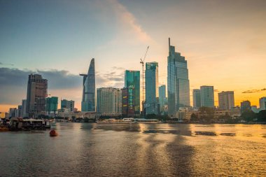 Bitexco Financial Tower binası, binalar, yollar, Ho Chi Minh şehrindeki Thu Thiem 2 köprüsü ve Saigon nehri. İş ve manzara kavramı.