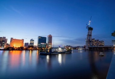 Bitexco Financial Tower binası, binalar, yollar, Ho Chi Minh şehrindeki Thu Thiem 2 köprüsü ve Saigon nehri. İş ve manzara kavramı.