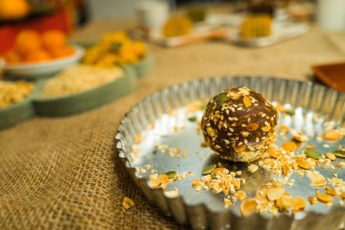 Geleneksel festival için pişirmeden önce ay pastasının içinde karışık bileşenler, ev yapımı Kanton pastası tepsisi... seyahat, tatil, yemek konsepti.