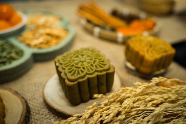 Sonbahar Festivali ortası ay pastası, renkli yiyecekler ve çuval bezi arka planda içecekler. Seyahat et. tatil, yemek konsepti