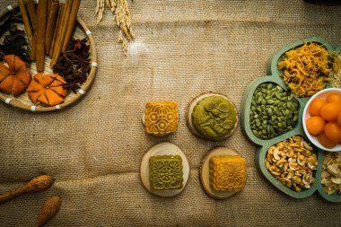 Sonbahar ortası festivalinin rengarenk yemekleri ve içecekleri çuval bezine serilmişti. Seyahat et. tatil, yemek konsepti