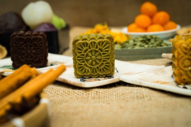 Sonbahar Festivali ortası ay pastası, renkli yiyecekler ve çuval bezi arka planda içecekler. Seyahat et. tatil, yemek konsepti