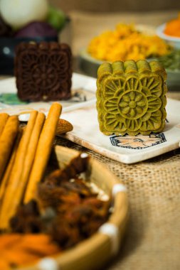 Sonbahar Festivali ortası ay pastası, renkli yiyecekler ve çuval bezi arka planda içecekler. Seyahat et. tatil, yemek konsepti