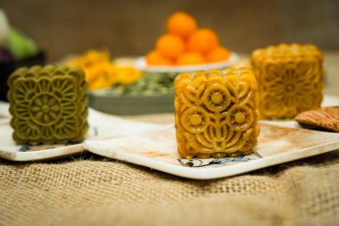 Sonbahar Festivali ortası ay pastası, renkli yiyecekler ve çuval bezi arka planda içecekler. Seyahat et. tatil, yemek konsepti