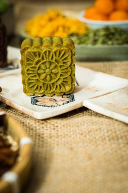 Sonbahar Festivali ortası ay pastası, renkli yiyecekler ve çuval bezi arka planda içecekler. Seyahat et. tatil, yemek konsepti