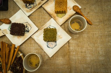 Sonbahar ortası festivalinin rengarenk yemekleri ve içecekleri çuval bezine serilmişti. Seyahat et. tatil, yemek konsepti