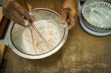 Ay çöreği için hamur yapan kadın eller geleneksel festivale gitmeden önce pişirme tepsisinde ev yapımı Kanton ay pastası pastası. Seyahat, tatil, yemek konsepti
