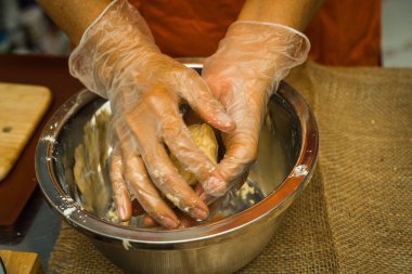 Ay çöreği için hamur yapan kadın eller geleneksel festivale gitmeden önce pişirme tepsisinde ev yapımı Kanton ay pastası pastası. Seyahat, tatil, yemek konsepti