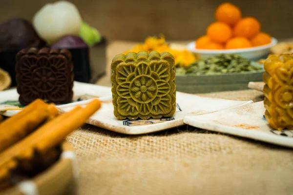 Sonbahar Festivali ortası ay pastası, renkli yiyecekler ve çuval bezi arka planda içecekler. Seyahat et. tatil, yemek konsepti