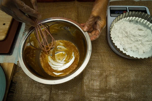 축제를 여성들이 손으로 월식을 반죽을 만드는 집에서 케이크 페이스트리를 만들고 — 스톡 사진