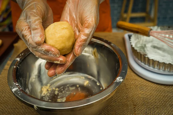 축제를 여성들이 손으로 월식을 반죽을 만드는 집에서 케이크 페이스트리를 만들고 — 스톡 사진