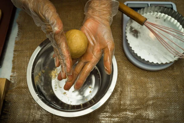 Kobiece Ręce Robiące Ciasto Ciasto Księżycowe Domowe Ciasto Kantońskie Tacy — Zdjęcie stockowe