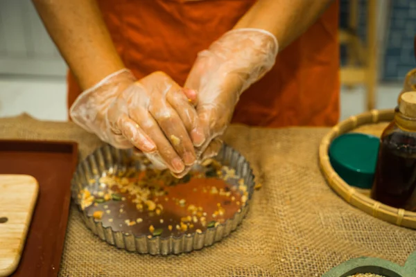 Kobiece Ręce Robiące Ciasto Ciasto Księżycowe Domowe Ciasto Kantońskie Tacy — Zdjęcie stockowe