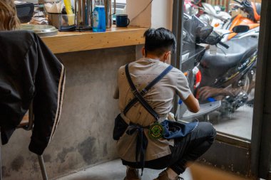 Ho Chi Minh şehri, Vietnam - 13 Eylül 2020: Saigon, Vietnam 'daki La Viet kahve dükkanının cam kapılarını temizliyorlar