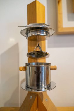 Ho Chi Minh şehri, Vietnam - 13 Sep 2020: Kahve filtresi Saigon, Vietnam 'daki La Viet kahvesinin ahşap rafında ayrı bölümlerde düzenlenmiştir