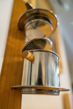 Ho Chi Minh şehri, Vietnam - 13 Sep 2020: Kahve filtresi Saigon, Vietnam 'daki La Viet kahvesinin ahşap rafında ayrı bölümlerde düzenlenmiştir