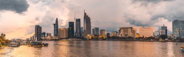Ho Chi Minh şehri, Vietnam - 13 Eylül 2020: Bitexco Financial Tower binası, binalar, yollar, Thu Thiem 2 köprüsü ve Ho Chi Minh şehrindeki Saigon nehri. İş ve manzara kavramı.