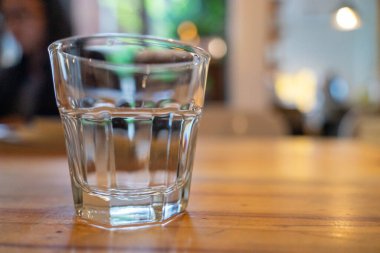 Kafedeki masada limonlu bardakta su. Kahve molası. Bulanık resim, seçici odak