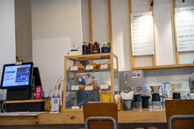 Ho Chi Minh şehri, Vietnam - 13 Eylül 2020: Saigon, Vietnam 'daki La Viet Kafe' nin ahşap kafe ve barı