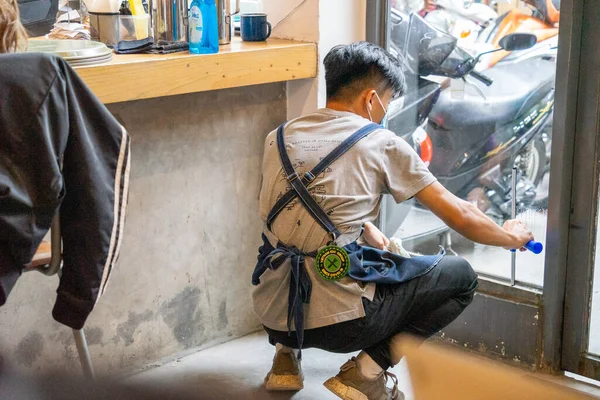 Chi Minh Stadt Vietnam Sep 2020 Coffeeshop Mitarbeiter Putzen Glastüren — Stockfoto