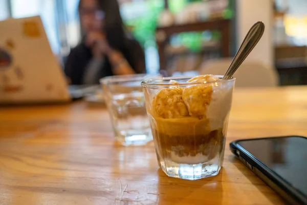 Cold Brew Iced Coffee Affogato Vanilleeis Glas Neben Dem Smartphone — Stockfoto