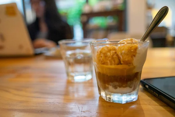 Cold Brew Iced Coffee Affogato Vanilleeis Glas Neben Dem Smartphone — Stockfoto