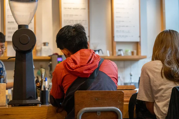 베트남의 호치민 2020 베트남 사이공에 판매대와 라비에 커피숍 손님들 — 스톡 사진