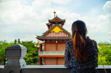 Vietnam 'da Ho Chi Minh şehrindeki Khanh An manastırını ziyaret eden mavi elbiseli Vietnamlı bir kız. Tu Vien Khanh An 'ın inşaat binası Japon stili gibi görünüyor. Seyahat kavramı.