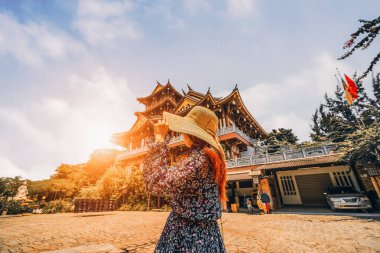 Vietnam 'da Ho Chi Minh şehrindeki Khanh An manastırını ziyaret eden mavi elbiseli Vietnamlı bir kız. Tu Vien Khanh An 'ın inşaat binası Japon stili gibi görünüyor. Seyahat kavramı.