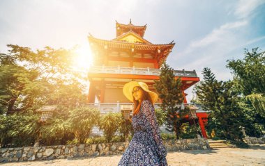 Vietnam 'da Ho Chi Minh şehrindeki Khanh An manastırını ziyaret eden mavi elbiseli Vietnamlı bir kız. Tu Vien Khanh An 'ın inşaat binası Japon stili gibi görünüyor. Seyahat kavramı.