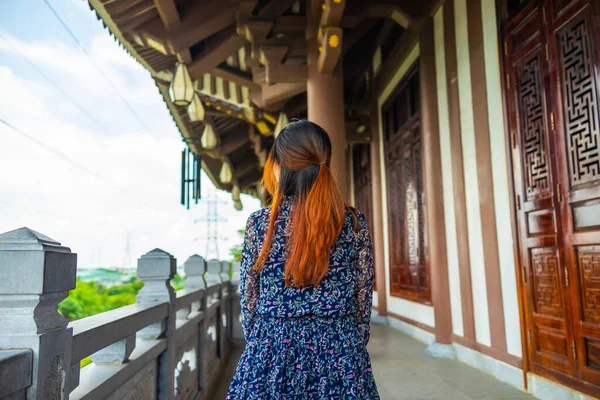 Βιετναμέζα Κοπέλα Μπλε Φόρεμα Επισκέπτεται Khanh Ένα Μοναστήρι Chi Minh — Φωτογραφία Αρχείου