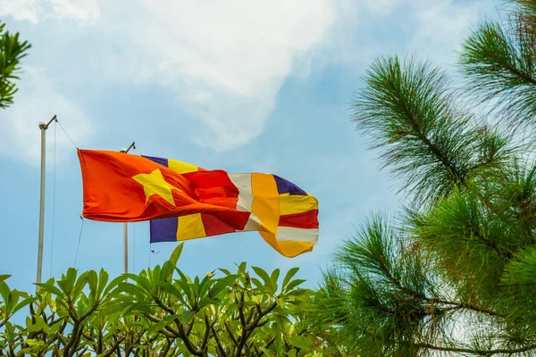 Grote Boeddhistische Gebedsvlag Vietnam Vlag Buiten Een Tempel Pagode Vietnam — Stockfoto