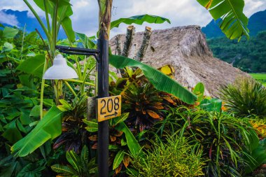 Lac köyünde rahatlatıcı bir gün, Mai Chau Vadisi, Vietnam, Güneydoğu Asya. Seyahat ve doğa kavramı.