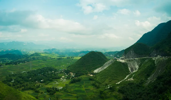 Mai Chau 'daki Da Trang Geçidi' nin panoramik görüntüsü, Hoa Binh, Vietnam. Seyahat ve manzara konsepti.